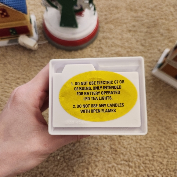 Christmas Village Plastic Houses + Electronic Ferris Wheel Tested And Works - Picture 7 of 7